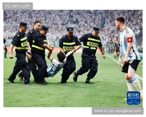 罗马球迷冲进球场抗议主帅